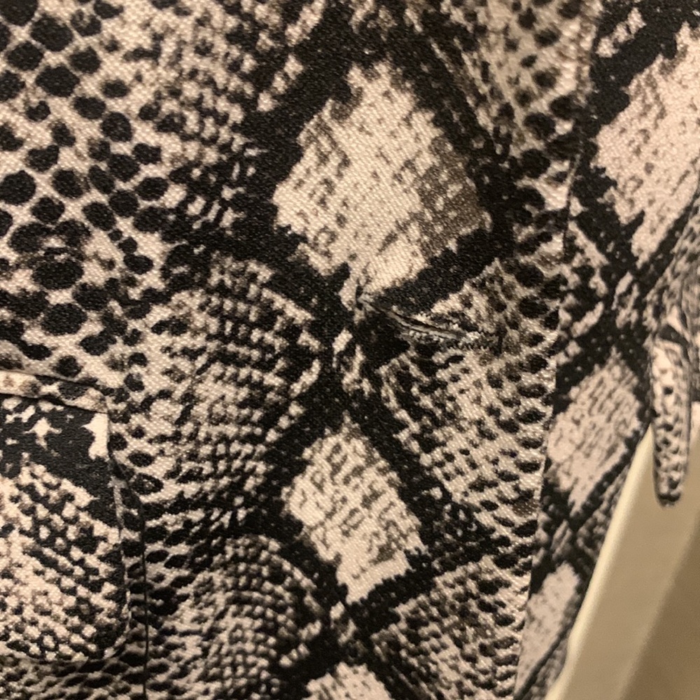 🐍 Get Sssstylish with the Veronica M Snakeskin Print Blazer in Size Small! 🐍 - Picture 11 of 16